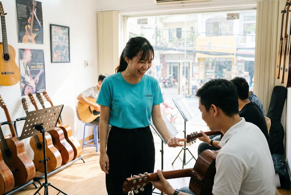 Có nên mua đàn guitar giá rẻ 500k không lời khuyên 10 Không gian lớp học đàn guitar chuyên nghiệp and học viên thực hành tại HocDanGuitar