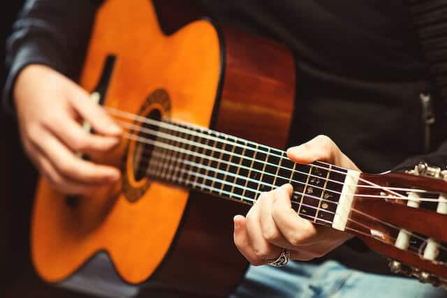 Cách khắc phục lỗi bấm hợp âm bị tịt tiếng hiệu quả 11 4 Playing Styles To Try When You're Learning The Guitar - Studio72
