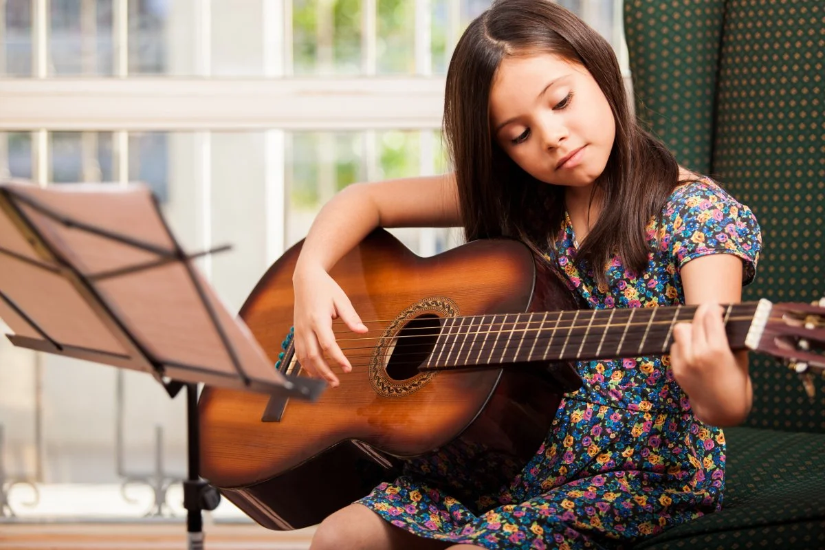 Cách khắc phục lỗi bấm hợp âm bị tịt tiếng hiệu quả 9 11 Benefits of Children Learning the Guitar: Strumming Their Way to Success — Conservatoire de musique de la Monteregie