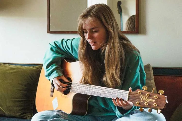 Hướng dẫn tư thế ngồi chơi guitar chuẩn cho người mới 7 Try These 5 Simple Steps to Sing and Play Guitar at the Same Time | Acoustic Guitar
